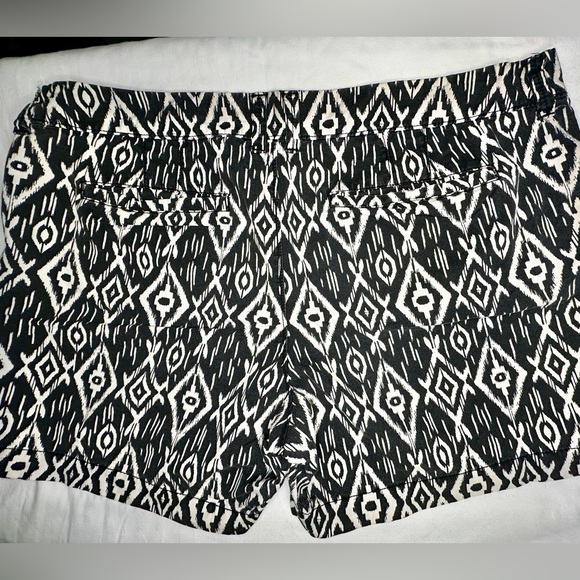 Old Navy Geometric Print ~ Casual Chino Shorts ~ Boho Hippie Size 14 - Picture 5 of 5
